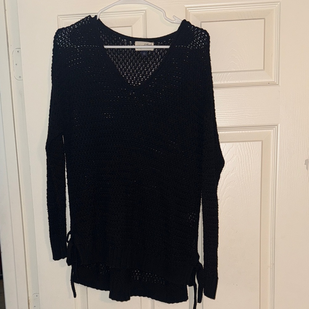 Universal Thread Black V-Neck Sweater